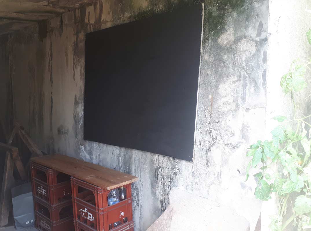 Mise en place d'un tableau noir dans le bunker pour faciliter la communication
